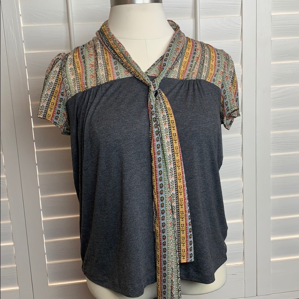 Tiny grey blouse loose has a tie size M